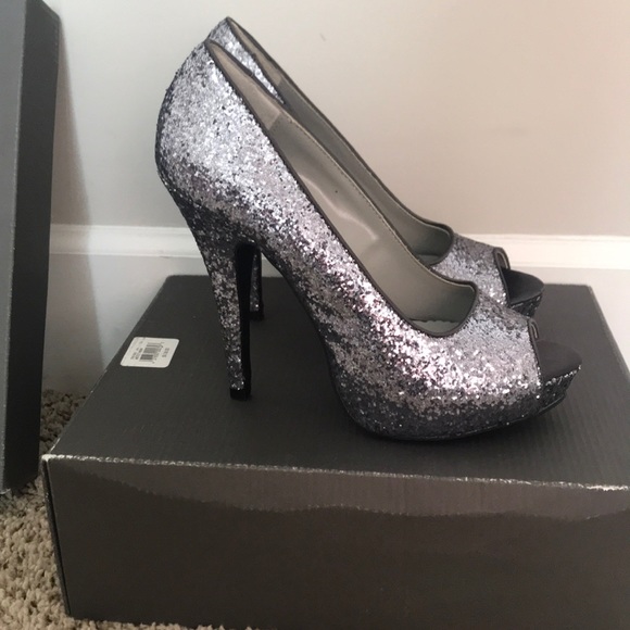 Shoes - Picture 4 of 8